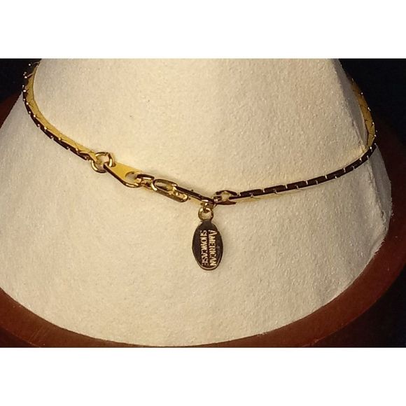 Vintage‎ American Showcase Korea Gold Tone Bracelet - Picture 2 of 3